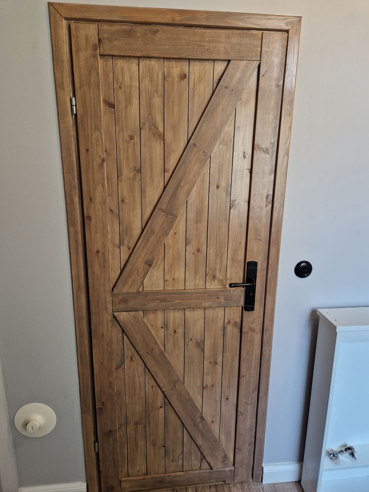 Eingebaute Innentür aus Holz in Altholzoptik mit schwarzem Beschlag